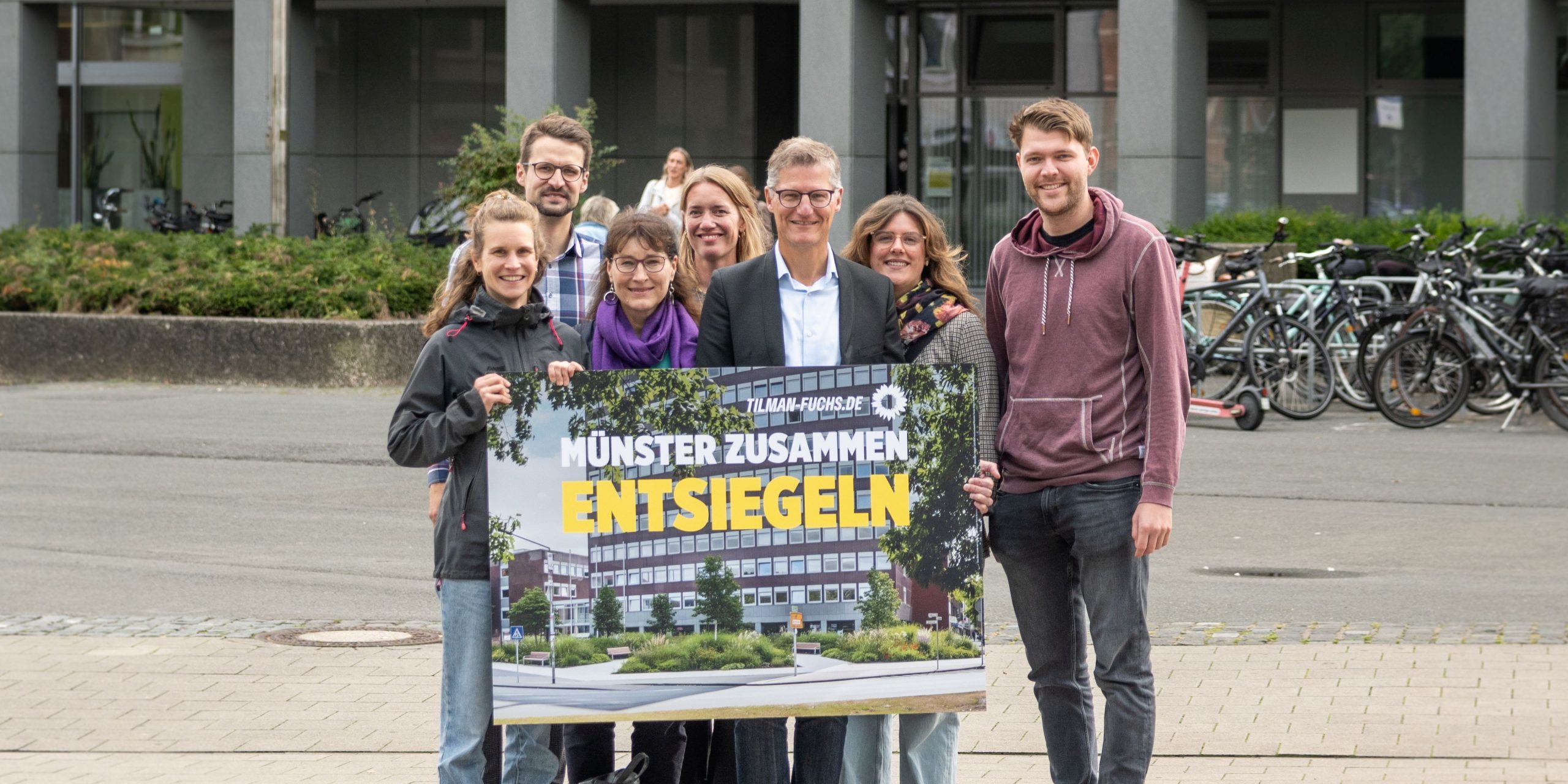 Aktion Entsiegelung Die Grünen Kandidat*innen mit einem KI-Foto der Entsiegelung vor dem Stadthaus 2