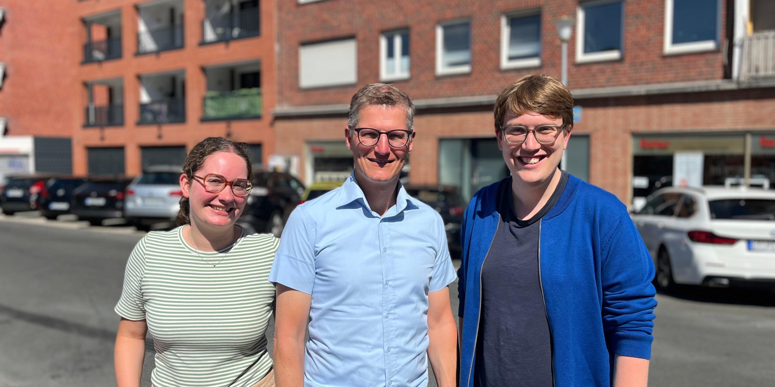 Bürgergenossenschaft Marie Diekmann, Tilman Fuchs und Albert Wenzel vor einem Wohngebäude