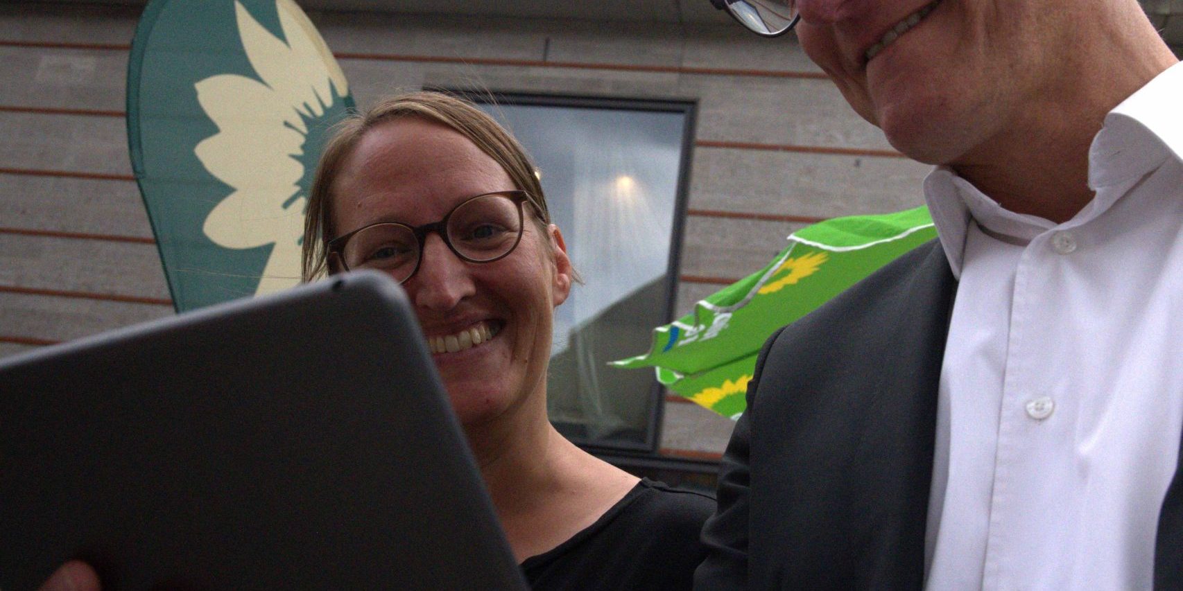 Birgit Wolters und Tilman Fuchs schauen sich den Chatbot auf einem Tablet an