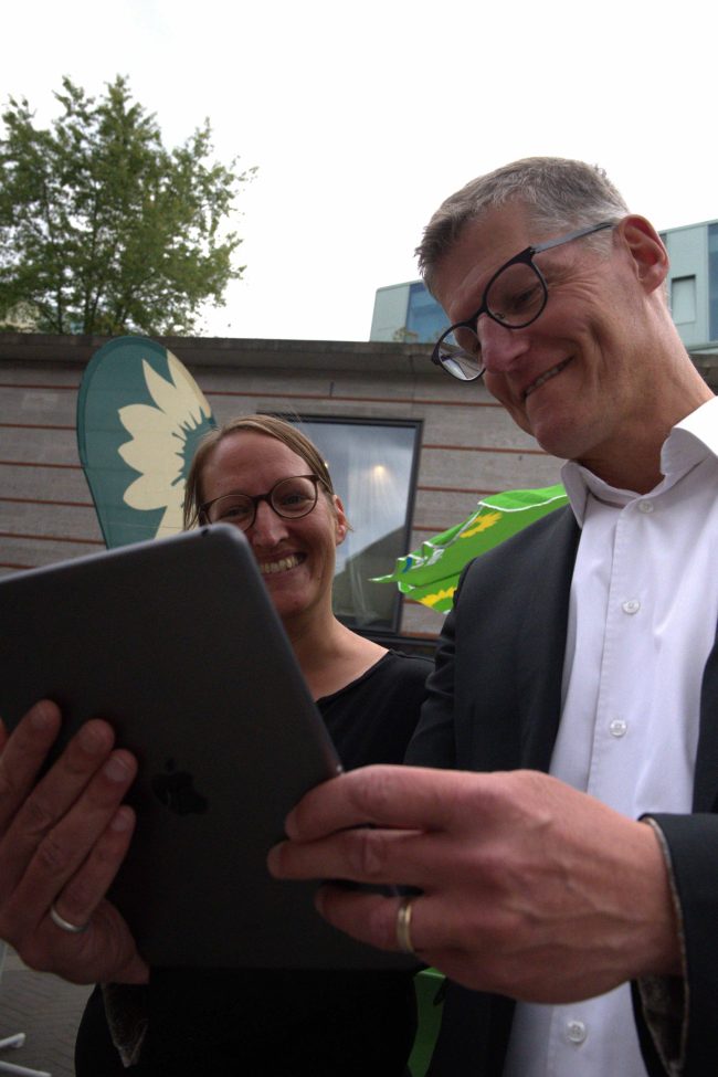 DSC_0811 Birgit Wolters und Tilman Fuchs schauen sich den Chatbot auf einem Tablet an