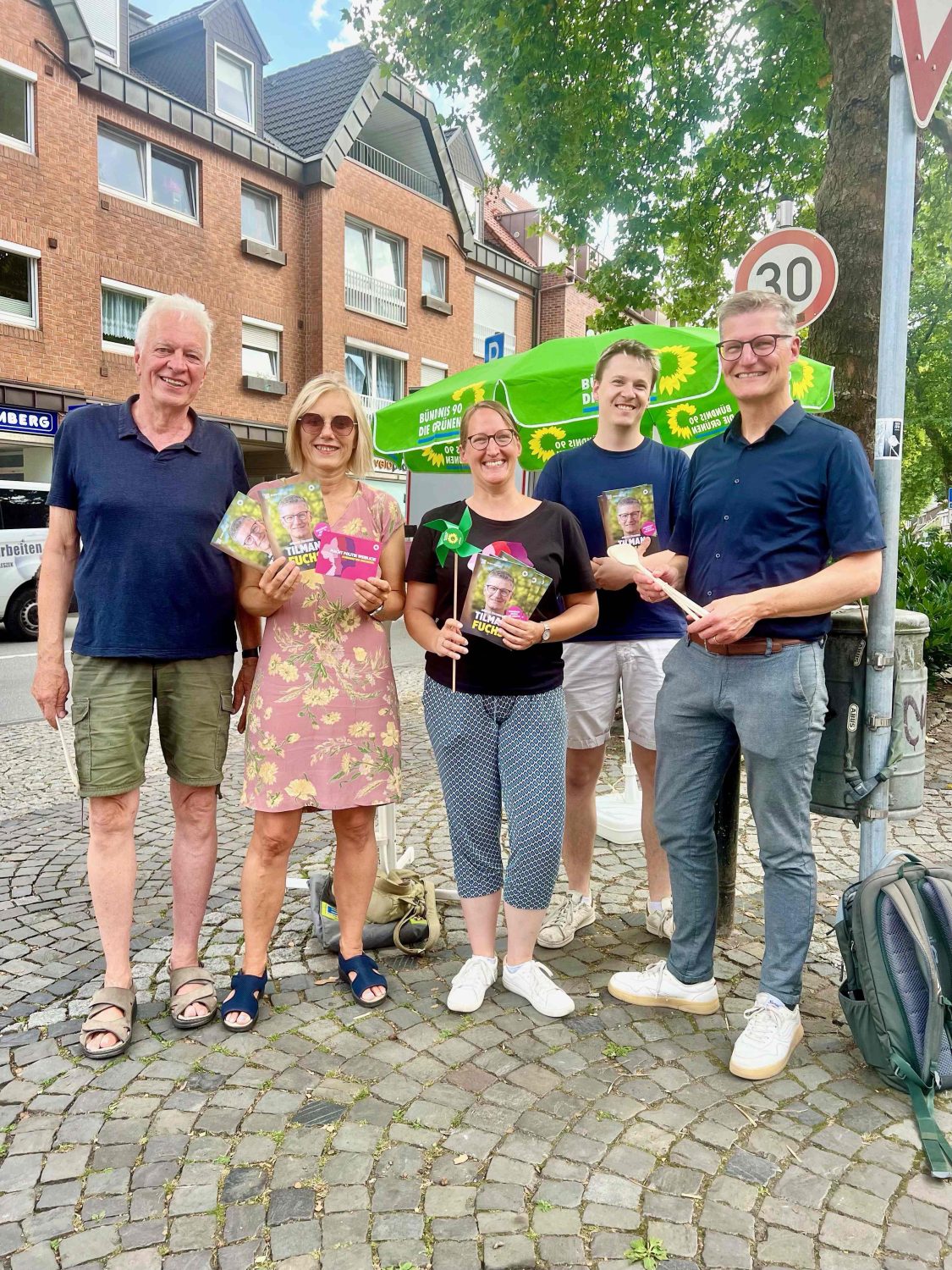 Fünf Grüne stehen an einem Wahlkampfstand in Handorf