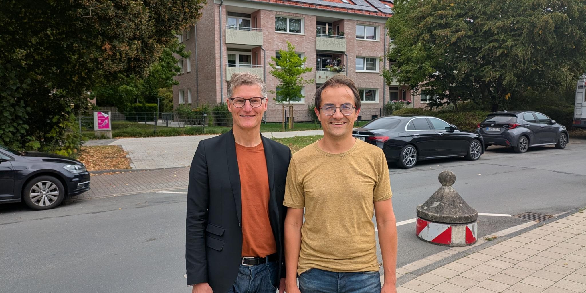 Mieter_innenstrom Tilman Fuchs und Robin Korte vor den neuen Photovoltaik-Anlagen auf den Dächern von Wohn+Stadtbau Gebäuden in der Aaseestadt