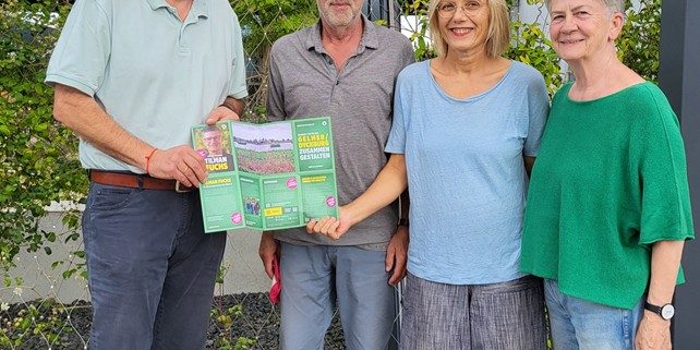 Radtour 1 Bezirksbürgermeister Benedikt Spangenberg und die BV-Kandidat*innen Bodo Kensmann, Heike Deckert-Peaceman und Margret Wesseling mit einem Grünen Flyer